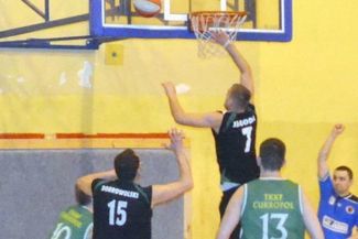 Piotr Jagoda (numer 7) dobrą grą przyczynił się do zwycięstwa Braci Mrozik nad Cukropolem Pszczółka 