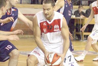 Paweł Kowalski (z piłką) i jego koledzy nie dali rady Polskiemu Cukrowi SIDEn Toruń
 (JACEK ŚWIERCZ