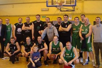 Pamiątkowe zdjęcie koszykarzy Braci Mrozik (czarne stroje) i Cukropolu Pszczółka po finałowym meczu
