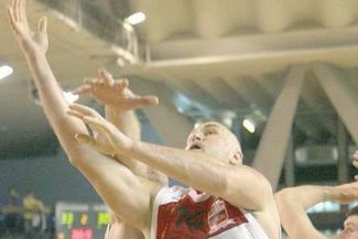 Przemysław Łuszczewski zdobył w sobotnim meczu z MOSiR Krosno 17 punktów (MACIEJ KACZANOWSKI)