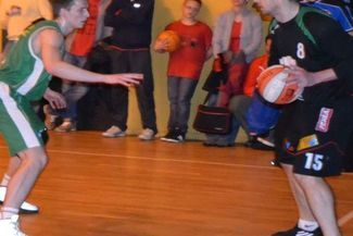 Paweł Hołota (z prawej) i jego koledzy mogą w niedzielę zapewnić sobie zwycięstwo w rozgrywkach Pod 