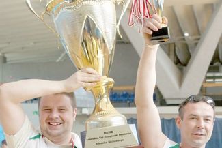 Łukasz Mrozik (z lewej) unosi puchar za zdobycie mistrzostwa rozgrywek Pod koszami Dziennika Wschodn