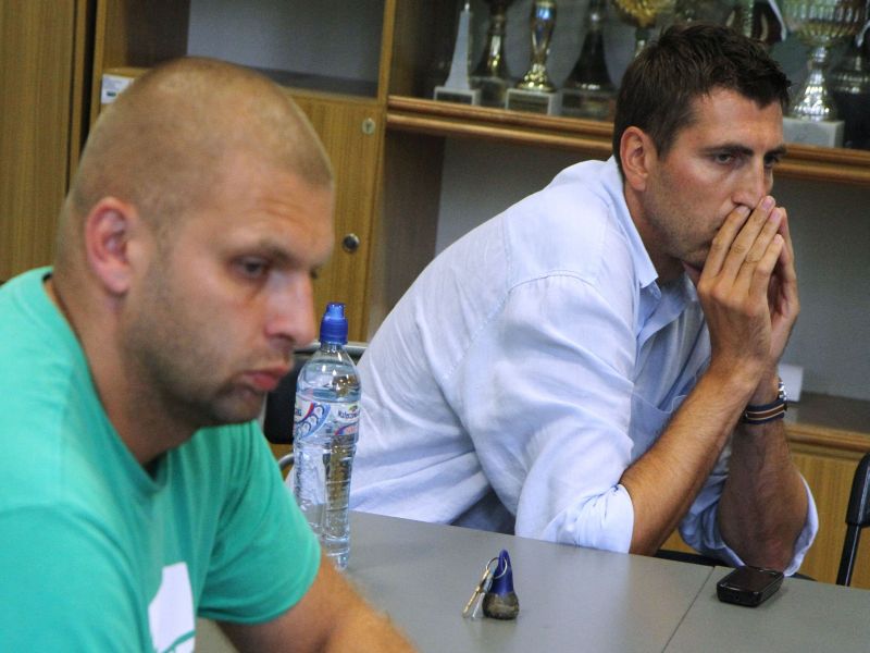 Arkadiusz Pelczar (z lewej) i Dominik Derwisz nie ukrywają rozczarowania po spadku Startu do II ligi