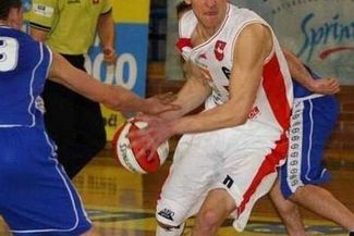 Rezerwowy Rafał Król (z piłką) był w sobotę najskuteczniejszym zawodnikiem Startu (Jacek Świerczyńsk