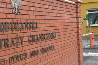 Za tym efektownym murem znajdują się budynki pamiętające czasy carskie (Fot. jacek Barczyński)