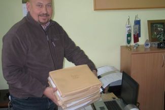 Stos papierów, które prezentuje radny Longin Bożeński to materiały na sesje tylko z tego roku 
 (Ja