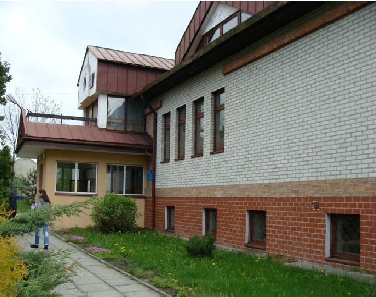 Budynek tej szkoły powstał w dużej mierze dzięki zaangażowaniu mieszkańców (Szkoła Podstawowa w Woli