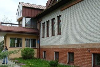 Budynek tej szkoły powstał w dużej mierze dzięki zaangażowaniu mieszkańców (Szkoła Podstawowa w Woli