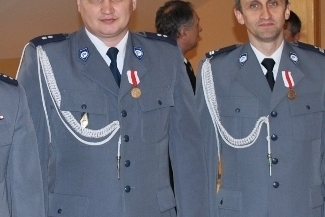 Niektórzy z funkcjonariuszy za sprawą medali od strażaków będą mogli przyszyć do munduru pierwszą ba