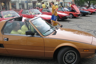 Uczestnicy zlotu swoje fiaty prezentowali chełmianom na pl. Łuczkowskiego (Jacek Barczyński)