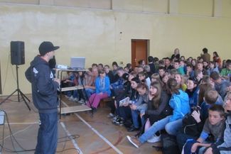 Raperzy bez trudu nawiązali kontakt z uczniami
 (Fot. Zakład Karny w Chełmie)