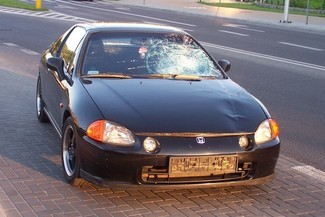 O tym z jaką siłą samochód uderzył w pieszą świadczy wgniecenie przedniej szyby
 (Jacek Barczyński)