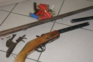 Miał nielegalną broń i amunicję. Wpadli też handlarze