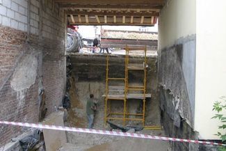 Z tego zdawać by się mogło niedużego wykopu robotnicy dobyli blisko pół tysiąca ton urobku
 (Jacek 