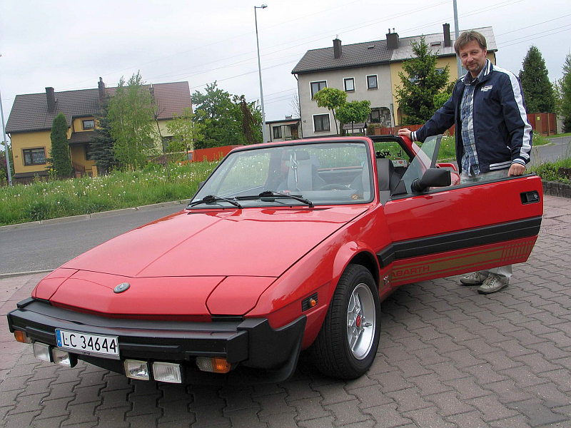 Krzysztof Grosman doprowadził swojego Fiata X1/9 Bertone do stanu idealnego <br />
 (Jacek Barczyński)