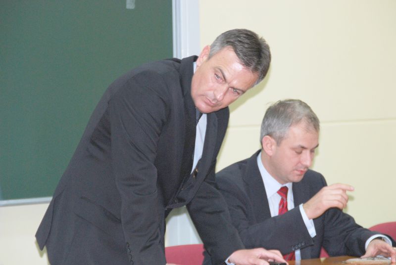 Poseł Zbigniew Matuszczak (na zdjęciu stoi, obok Grzegorz Napieralski, b. szef SLD) twierdzi, że nie