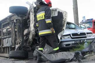 Kierowcy obu samochodów zostali zabrani do szpitala (Jacek Barczyński )