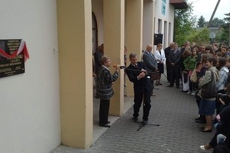 W uroczystości odsłonięcia upamiętniającej związki Mistrza z Pawłowem wzięła udział jego żona Alicja