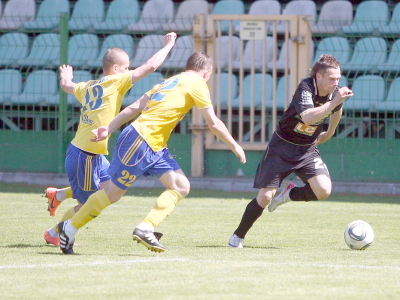 Piłkarze GKS Bogdanka mają tylko teoretyczne szanse na awans. Na zdjęciu z prawej Michał Renusz podc