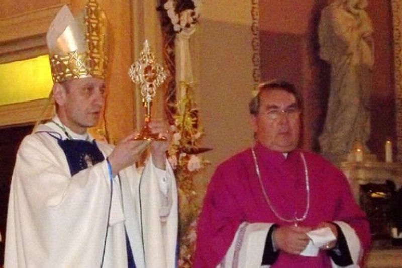 Biskup Brooklynu Frank Caggiano prezentuje relikwiarz z krwią Jana Pawła II polskim wiernym. Obok - 