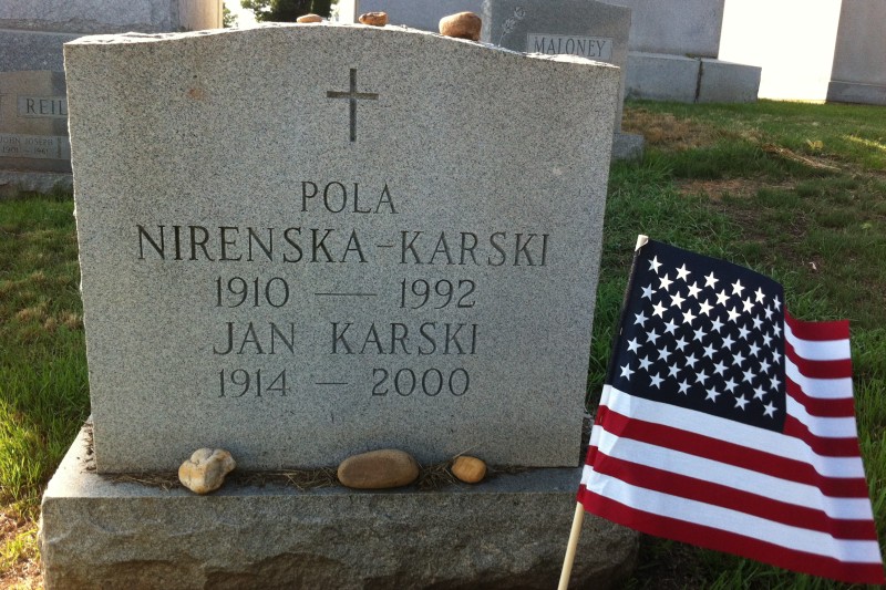 Skromny grób Jana Karskiego, jaki przygotował sobie za życia na cmentarzu Góry Oliwnej jest miarą je