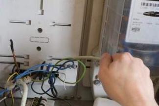 Ukradł antenę i telewizor, a u siebie w domu kradł prąd