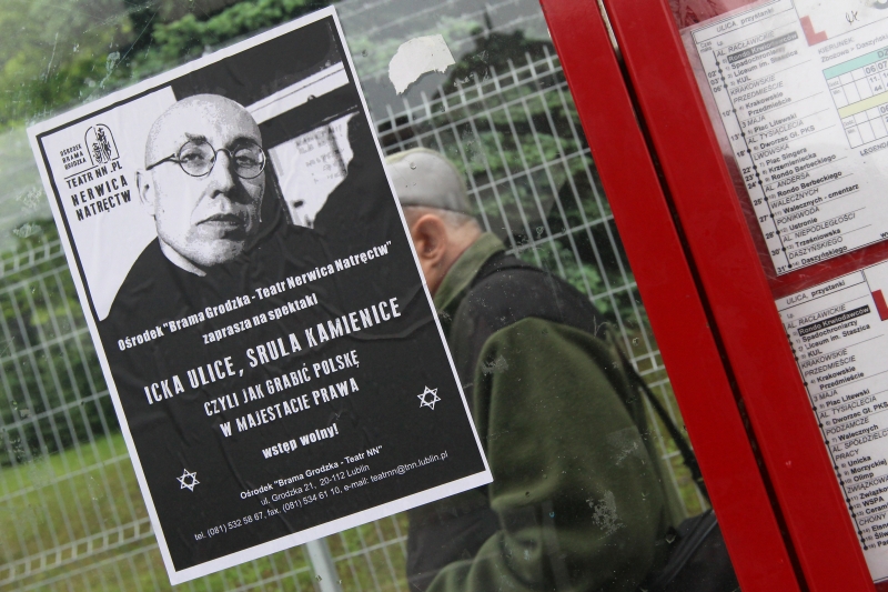 Antysemicki plakat, wymierzony w Tomasza Pietrasiewicza, na jednym z przystanków komunikacji miejski
