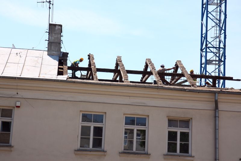 Budowlańcy zabrali się już za wymianę dachu. (Jacek Świerczyński)