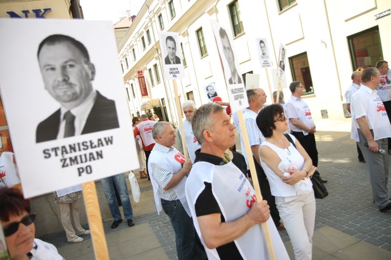 Związkowcy trzymali tablice ze zdjęciami posłów, a przechodniom rozdawali ulotki. (Maciej Kaczanowsk
