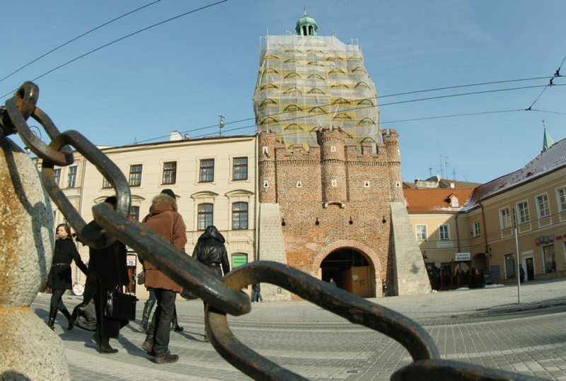 Brama Krakowska zasłonięta rusztowaniami - to jeden z zarzutów turysty z Poznania (Maciej Kaczanowsk