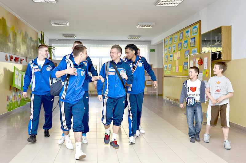 Piłkarze Motoru świetnie się bawią podczas wizyt w szkołach (DARIUSZ MIĄCZ/MOTOR.LUBLIN.PL)