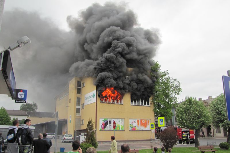 W pożarze pawilonu w Bychawie nikt nie ucierpiał, budynek nie grozi zawaleniem. (Marek Matys/UM Bych