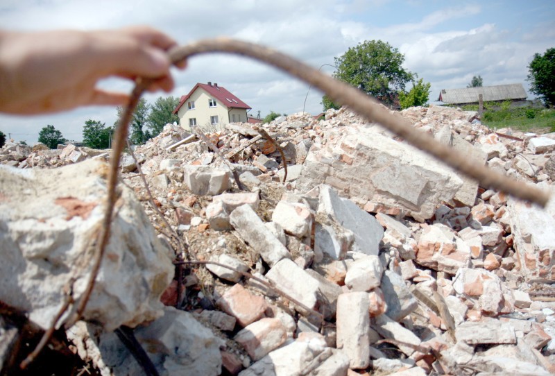 Między węzłami Dąbrowica–Lubartów–Witosa trwa sprzątanie po rozbiórce budynków<br />
 (Jacek Świerczyski)