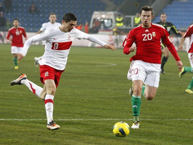 Robert Lewandowski (z lewej) pobił rekord Jana Furtoka (Wikipedia/Roger Gorączniak)