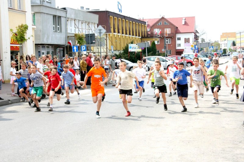 3 maja, tuż po oficjalnych uroczystościach, w centrum miasta odbyły się biegi uliczne (Karol Niewęgł