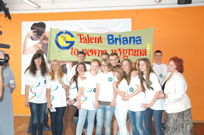 Delegacja międzyrzeckich uczniów z transparentem i upominkami odwiedziła tancerza w Warszawie<br />
 (Mon