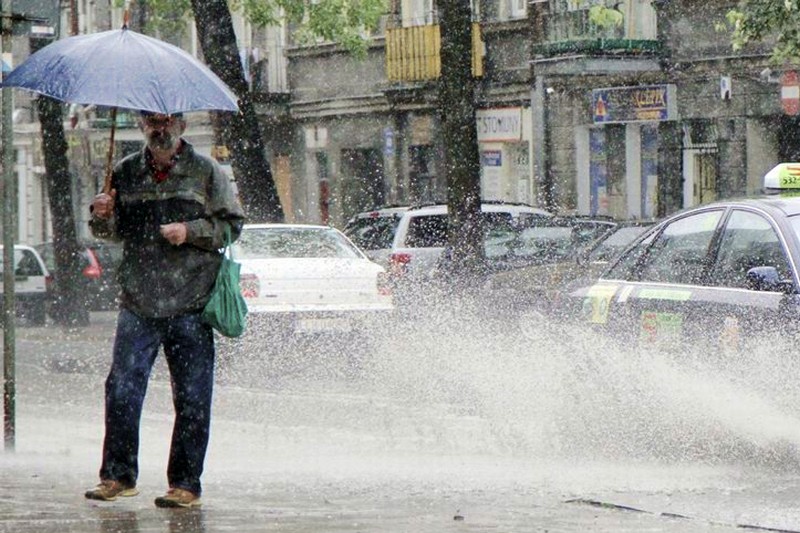 Intensywne opady deszczu zapowiadają dziś meteorolodzy (Maciej Kaczanowski / Archiwum)