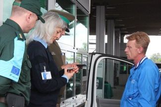 W Dorohusku pracuja strażnicy graniczni w ośmiu różnych mundurach
 (Jacek Barczyński)