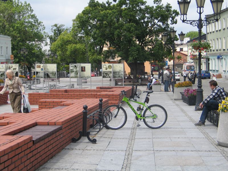 Na pl. Łuczkowskiego jest gdzie odpocząć i zostawić rower (Jacek Barczyński )