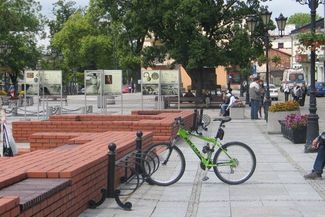 Na pl. Łuczkowskiego jest gdzie odpocząć i zostawić rower (Jacek Barczyński )