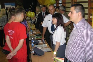  Z uwagi na deszcz targi trzeba było przenieść z dziedzińca pod dach Zespołu Szkół Zawodowych nr 4
