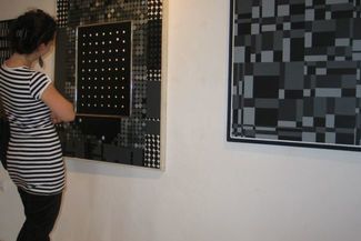 Wszystkie wybrane na wystawę prace epatują czernią, bielą bądź szarością
 (Jacek Barczyński)