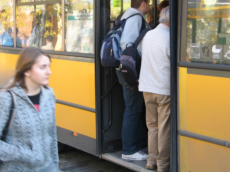 W miejskich autobusach uprawniająca do ulgowych biletów legitymacja jest ważna jak sam bilet (Jacek 