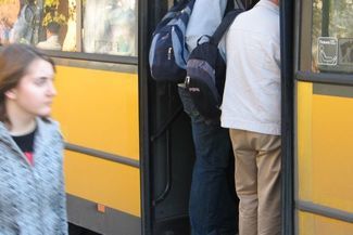 W miejskich autobusach uprawniająca do ulgowych biletów legitymacja jest ważna jak sam bilet (Jacek 