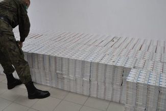Spd tłucznia straznicy i żandarmi wydobyli 5 tys. paczek papierosów (Fot. Straż Graniczna)
