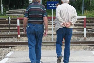 Większość przechodniów bagatelizuje zakaz przejścia.
 ( Jacek Barczyński)