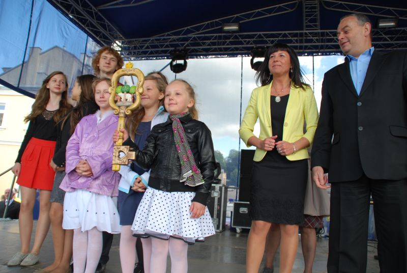 Prezydent Agata Fisz i wiceprezydent Stanisław Mościcki przekazali dzieciom symboliczny klucz do mia