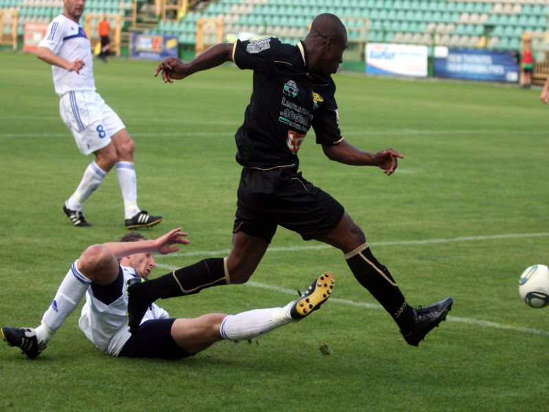 Prejuce Nakoulma (w czarnym stroju) w barwach GKS Bogdanka zagrał w pierwszej lidze 64 razy i strzel