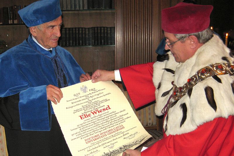 Elie Wiesel jest już posiadaczem doktoratu honorowego Uniwersytetu Gdańskiego. Na zdjęciu moment wrę
