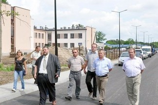 Pracownicy Ratusza i wykonawcy Przedsiębiorstwa Robót Drogowych Lubartów maszerują podczas oficjalne